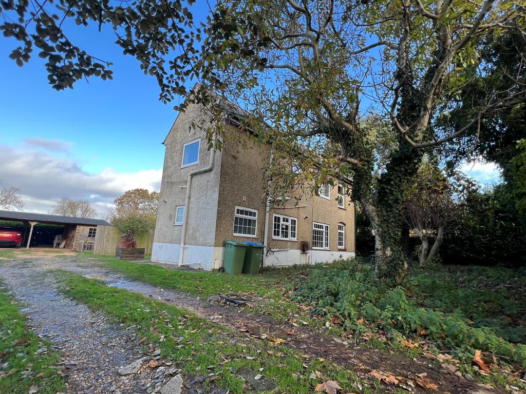 Lot: 136 - FREEHOLD FLAT FOR INVESTMENT - Detached Building at end of Shared Private Driveway